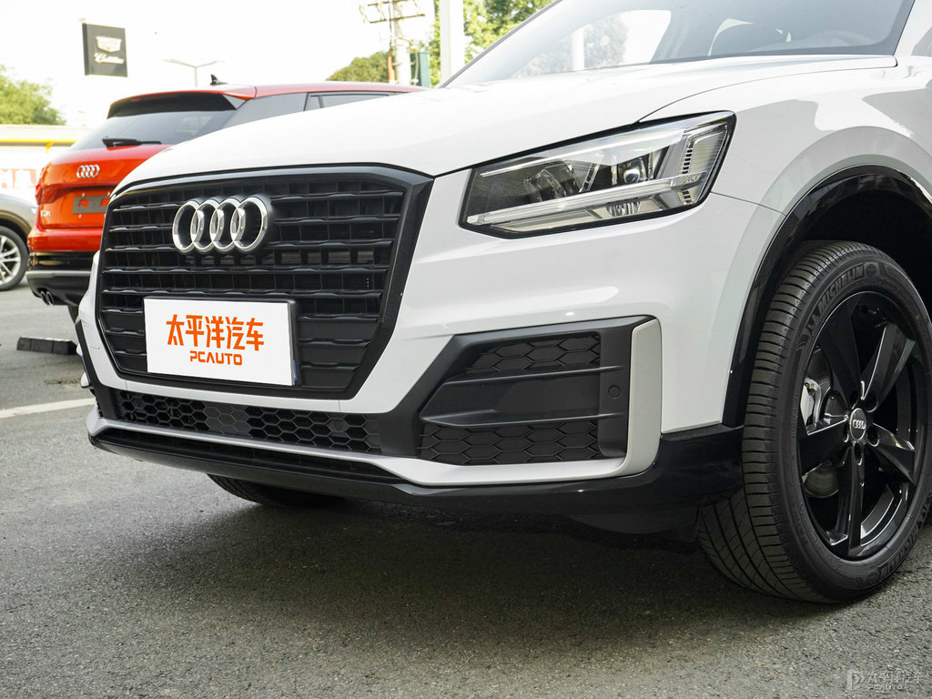 冰川白奧迪Q2L車頭外觀圖片
