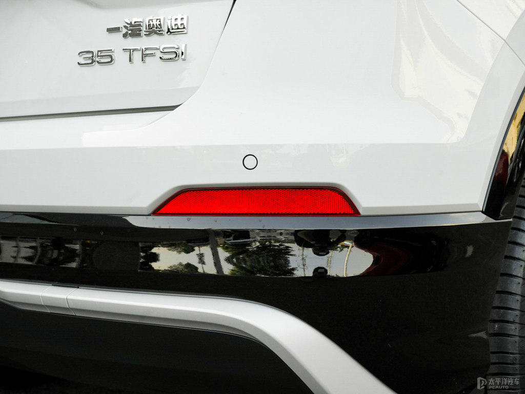 冰川白奧迪Q2L車尾外觀圖片