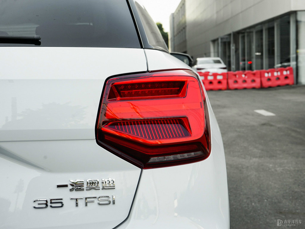 冰川白奧迪Q2L車尾外觀圖片