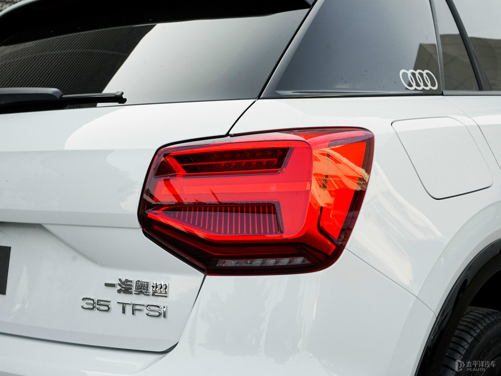 冰川白奧迪Q2L車尾外觀圖片