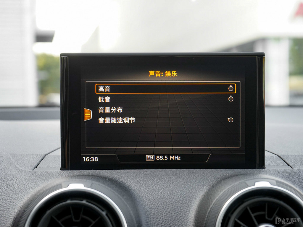 冰川白奧迪Q2L中控內(nèi)飾圖片
