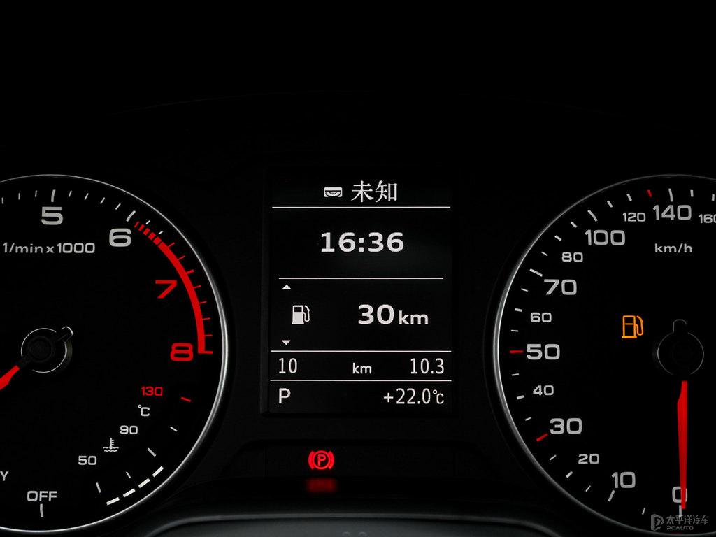 冰川白奧迪Q2L中控內(nèi)飾圖片