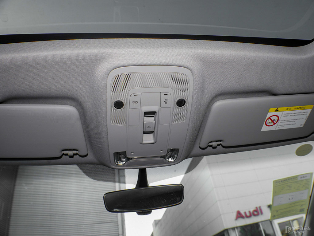 冰川白奧迪Q2L車廂內(nèi)飾圖片