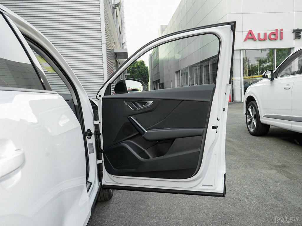 冰川白奧迪Q2L車廂內(nèi)飾圖片
