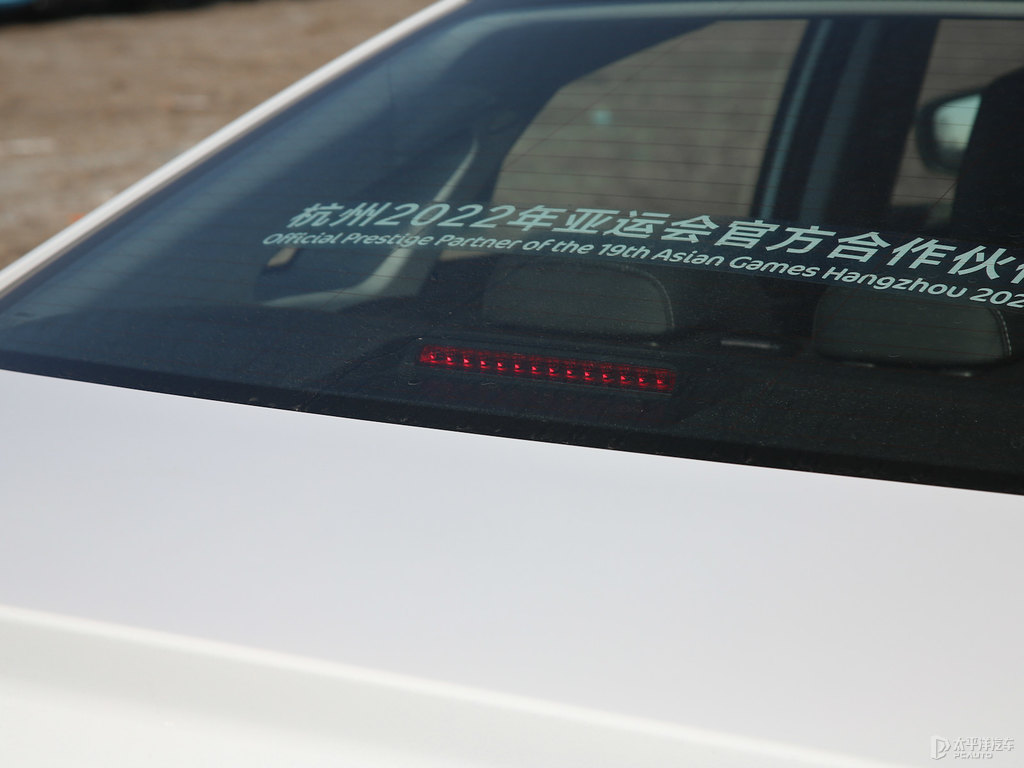 冰晶白帝豪GL車尾外觀圖片