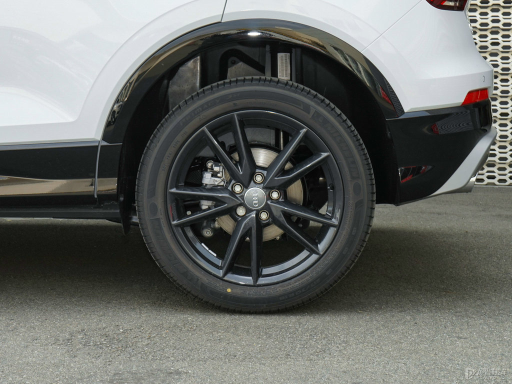 冰川白奧迪Q2L車身外觀圖片