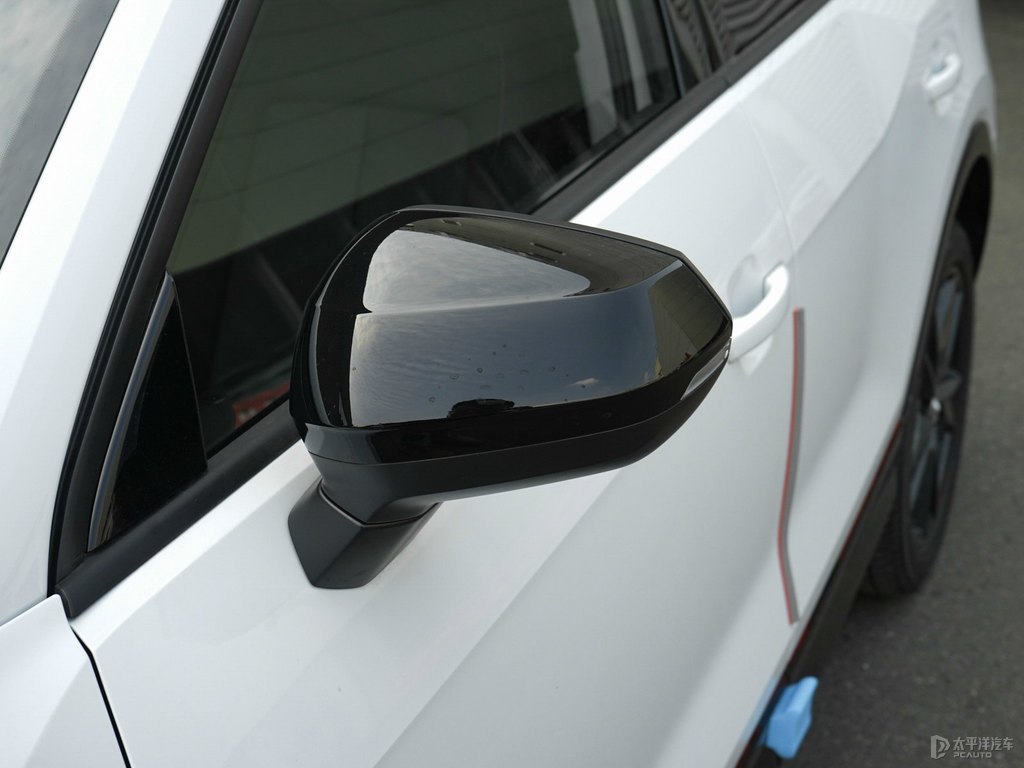 冰川白奧迪Q2L車身外觀圖片