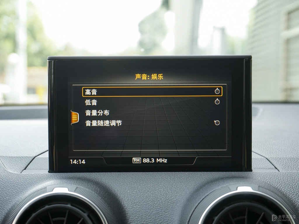 冰川白奧迪Q2L中控內(nèi)飾圖片