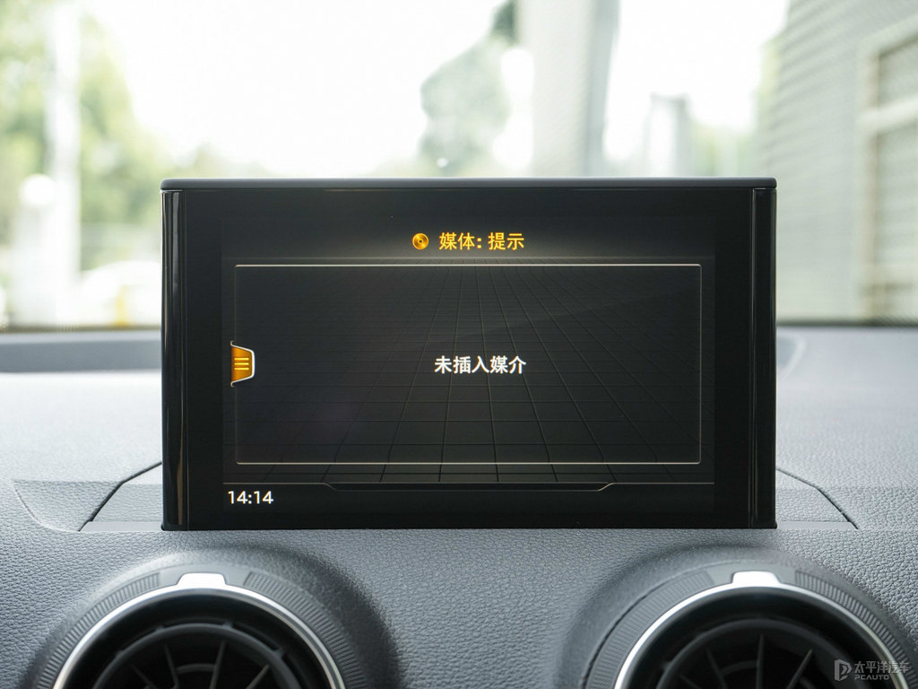 冰川白奧迪Q2L中控內(nèi)飾圖片