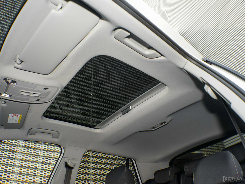冰川白奧迪Q2L車(chē)廂內(nèi)飾圖片