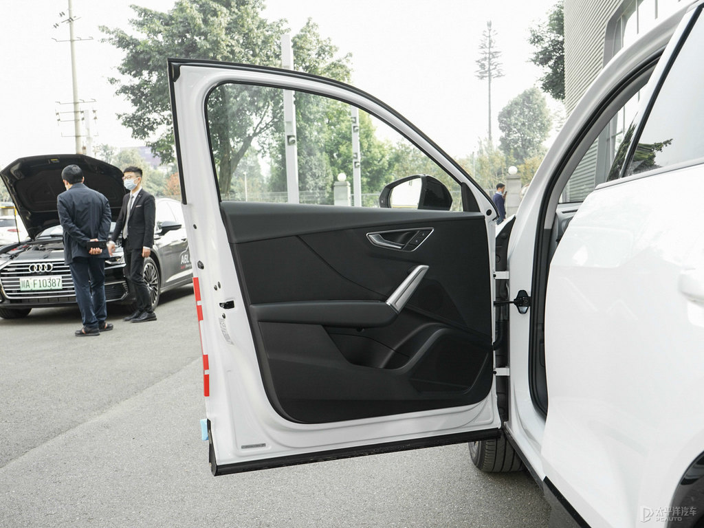 冰川白奧迪Q2L車廂內(nèi)飾圖片