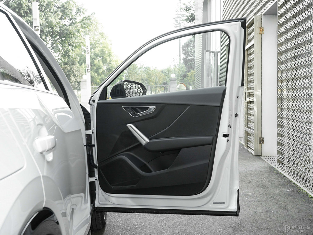 冰川白奧迪Q2L車廂內(nèi)飾圖片