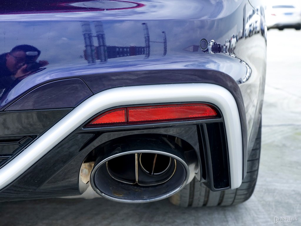 納瓦拉藍(lán)奧迪RS 5車尾外觀圖片