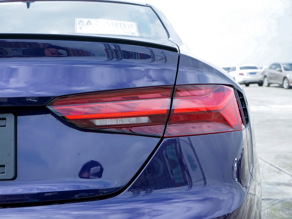 納瓦拉藍奧迪RS 5車尾外觀圖片