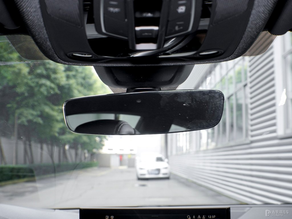 納瓦拉藍(lán)奧迪RS 5車廂內(nèi)飾圖片