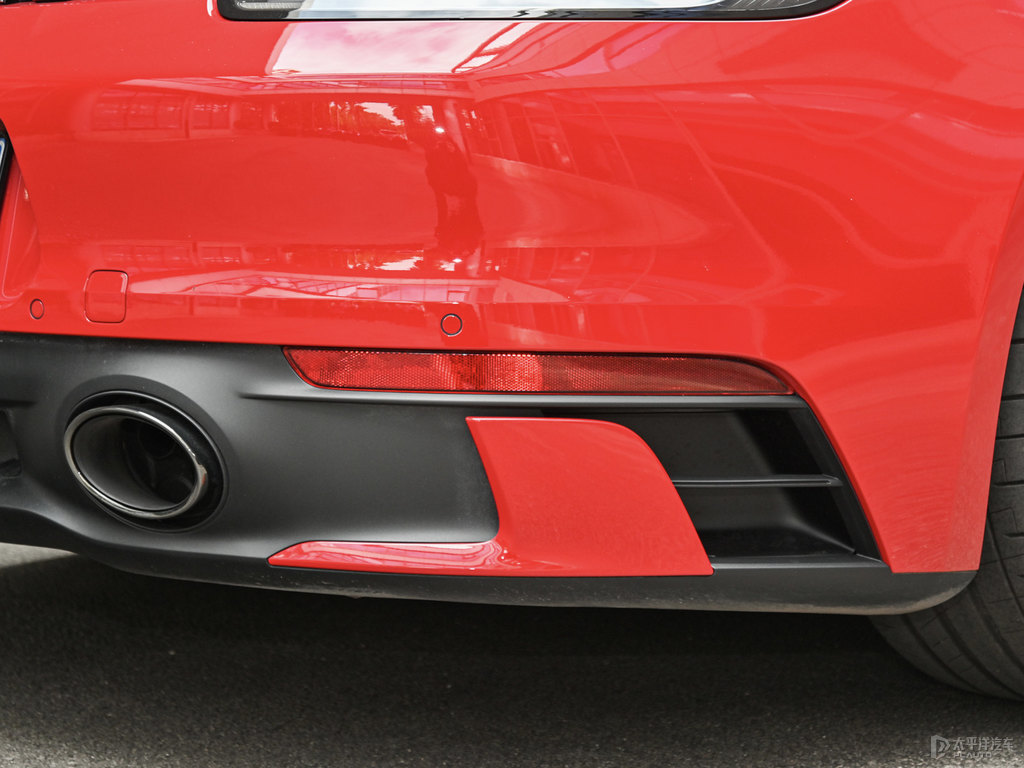 衛(wèi)紅保時捷911車尾外觀圖片