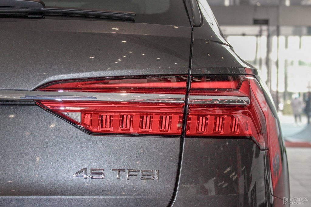 天云灰?jiàn)W迪A6(進(jìn)口)車尾外觀圖片