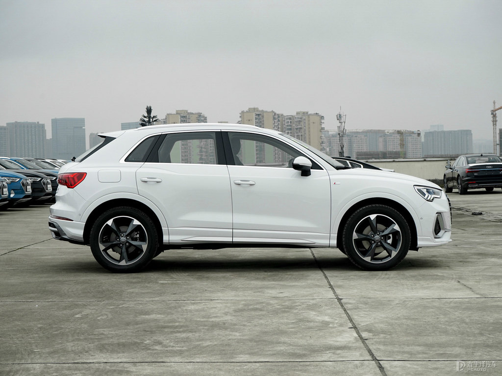 冰川白奧迪Q3整車外觀外觀圖片