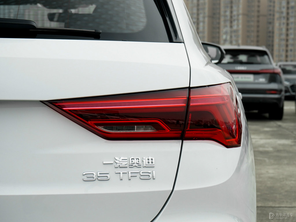 冰川白奧迪Q3車(chē)尾外觀圖片