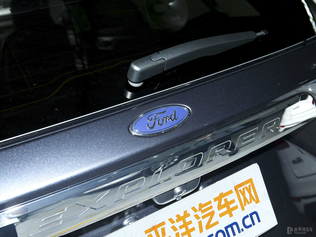 佩托湖藍(lán)探險(xiǎn)者車尾外觀圖片