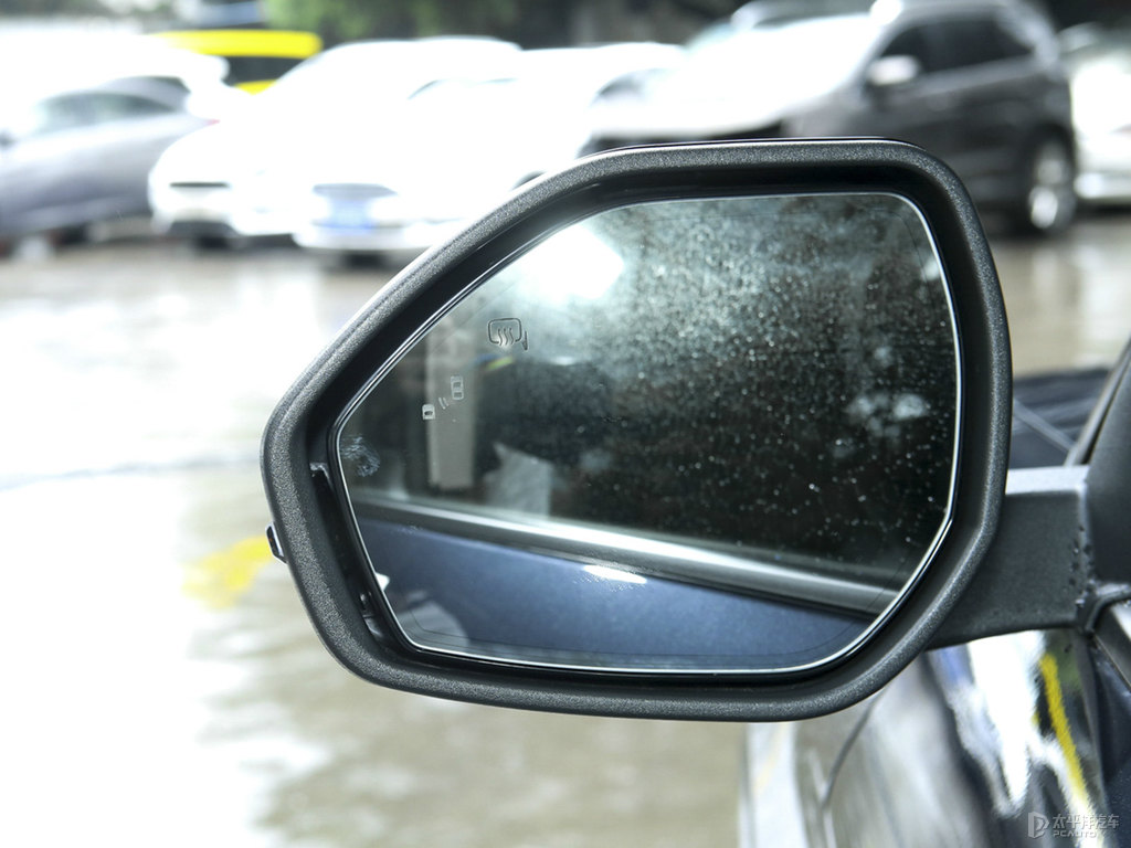 佩托湖藍(lán)探險(xiǎn)者車身外觀圖片