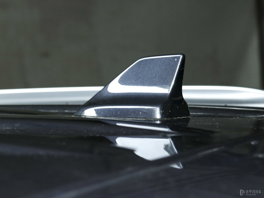佩托湖藍(lán)探險(xiǎn)者車身外觀圖片
