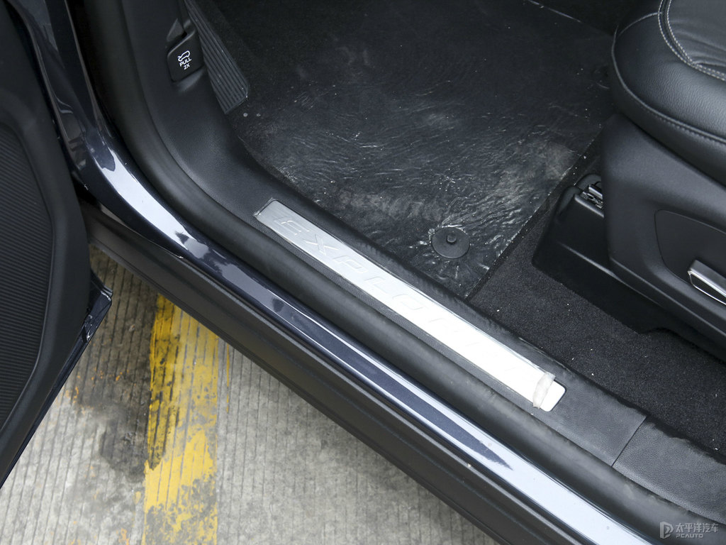 佩托湖藍探險者車廂內飾圖片