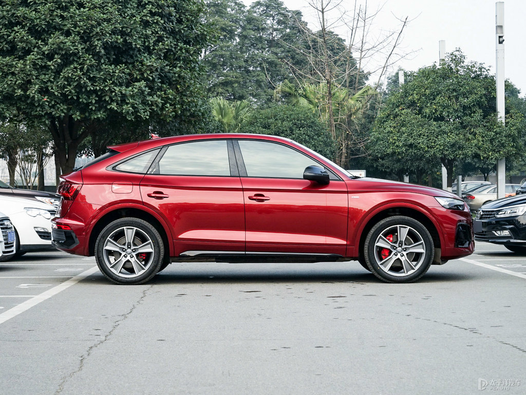 斗牛士紅奧迪Q5L Sportback整車外觀外觀圖片