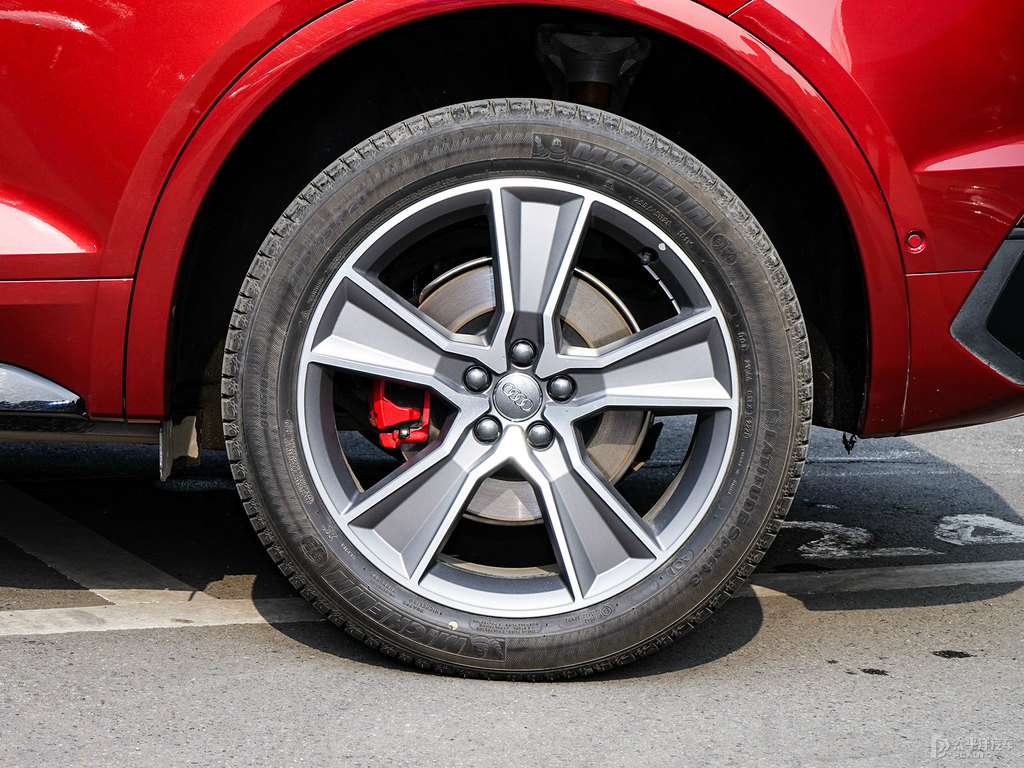 斗牛士紅奧迪Q5L Sportback車身外觀圖片