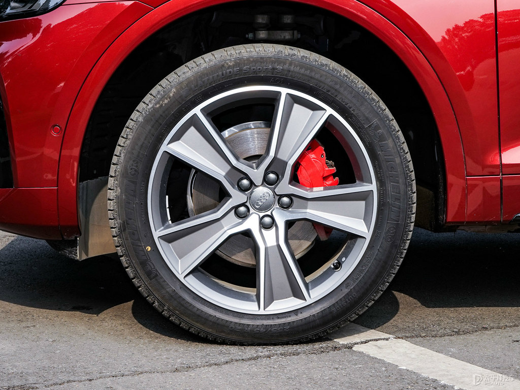 斗牛士紅奧迪Q5L Sportback車身外觀圖片