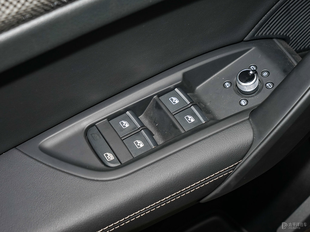 斗牛士紅奧迪Q5L Sportback車廂內(nèi)飾圖片