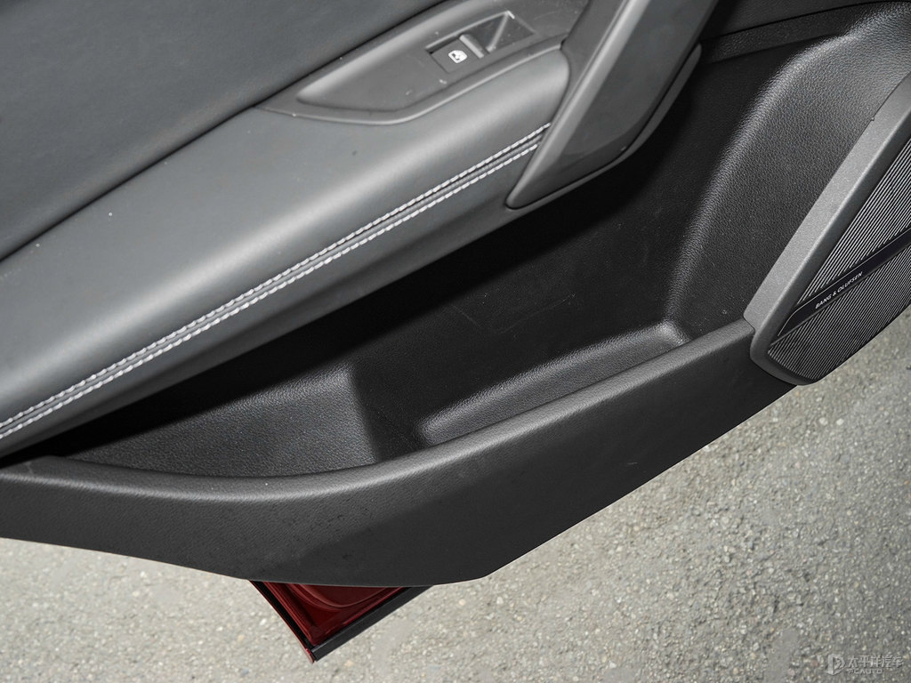 斗牛士紅奧迪Q5L Sportback儲物空間空間圖片
