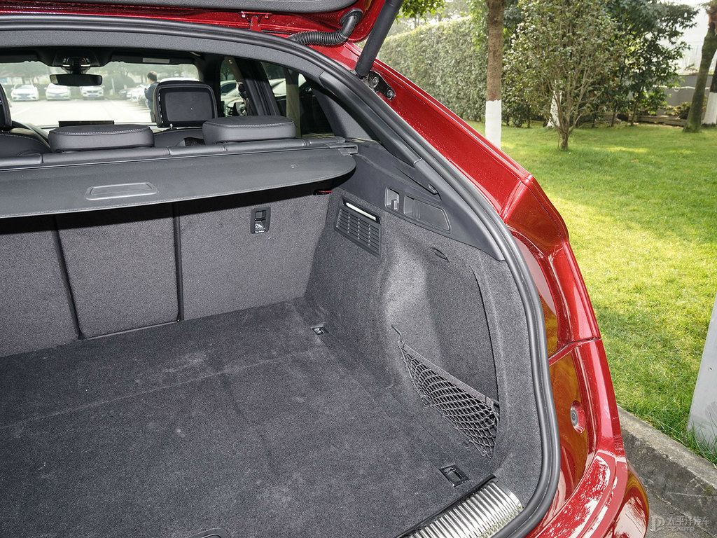 斗牛士紅奧迪Q5L Sportback后備廂空間圖片