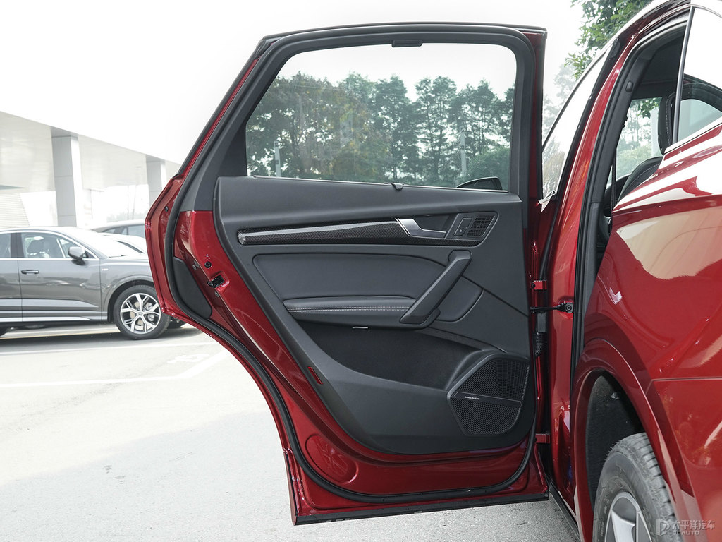 斗牛士紅奧迪Q5L Sportback車廂內(nèi)飾圖片