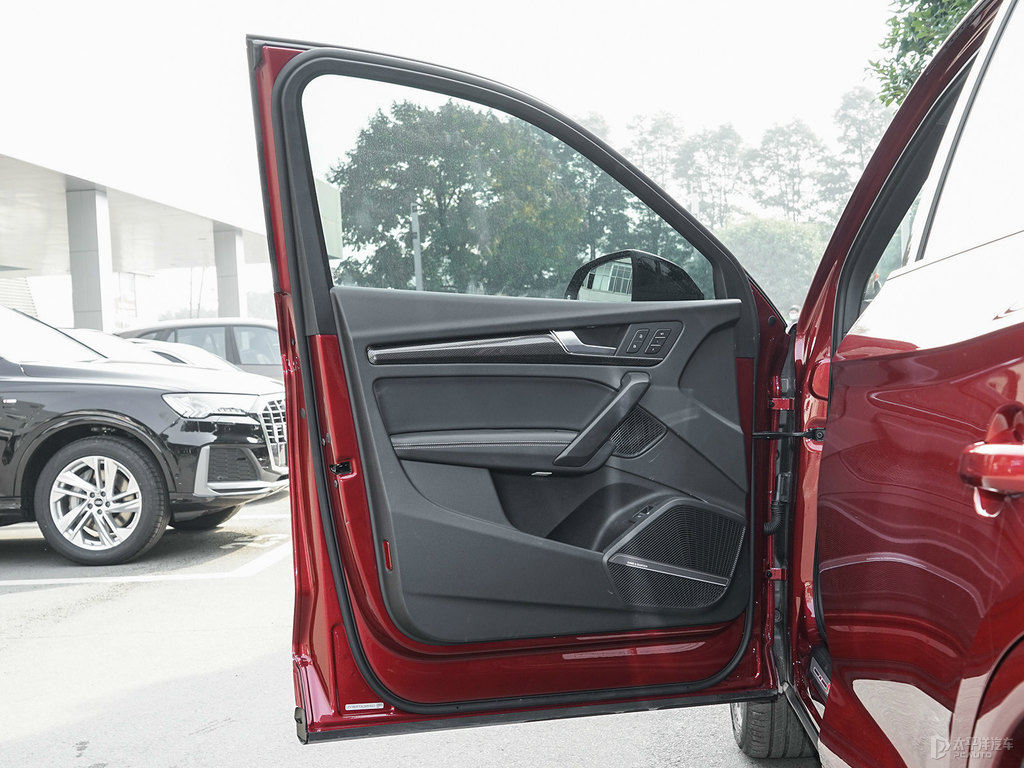斗牛士紅奧迪Q5L Sportback車廂內飾圖片