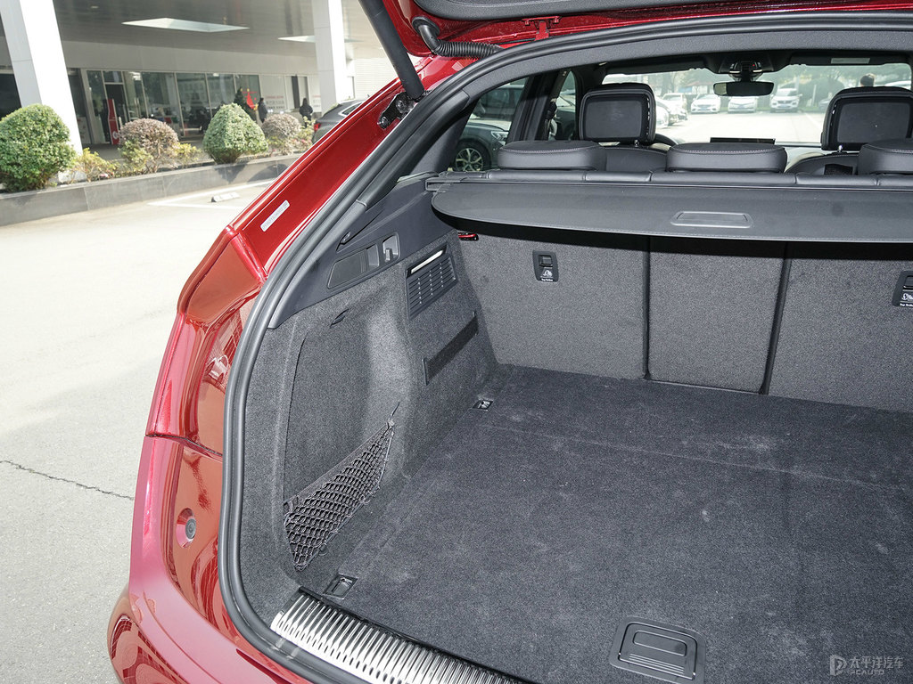 斗牛士紅奧迪Q5L Sportback后備廂空間圖片