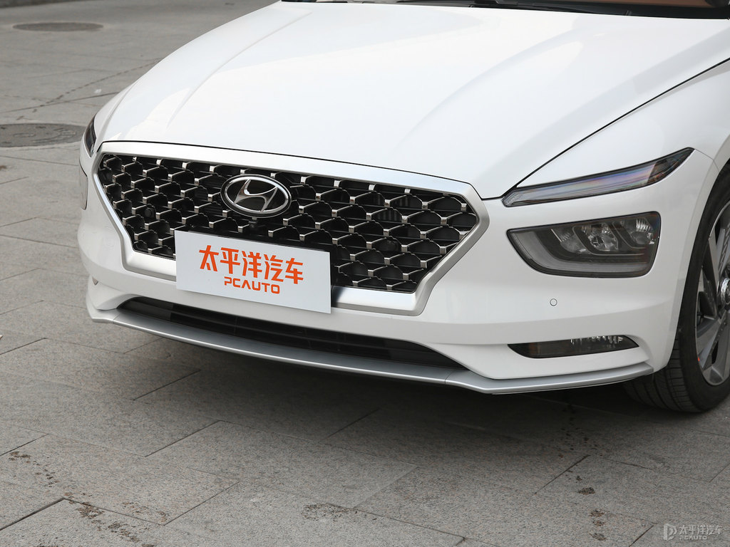 極地白名圖車頭外觀圖片