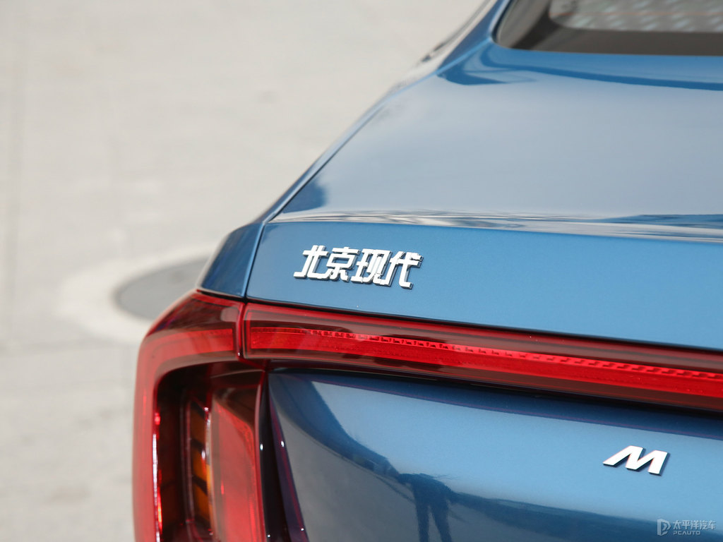 冰海藍名圖車尾外觀圖片