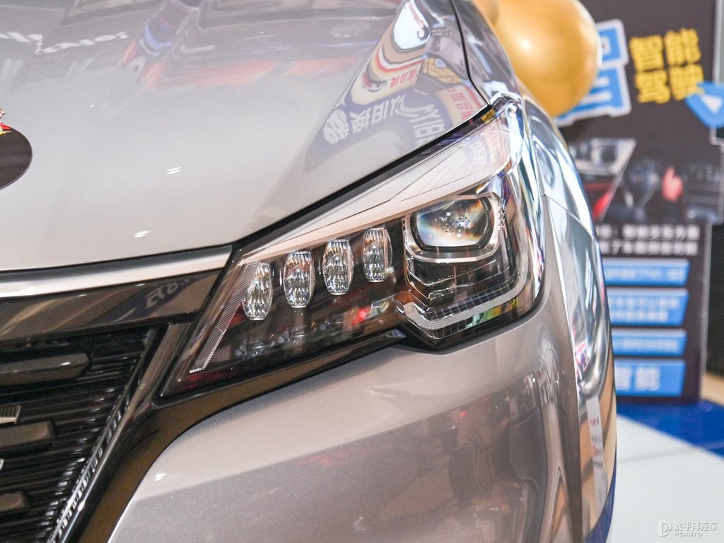 炫銀灰長安CS85 COUPE車頭外觀圖片