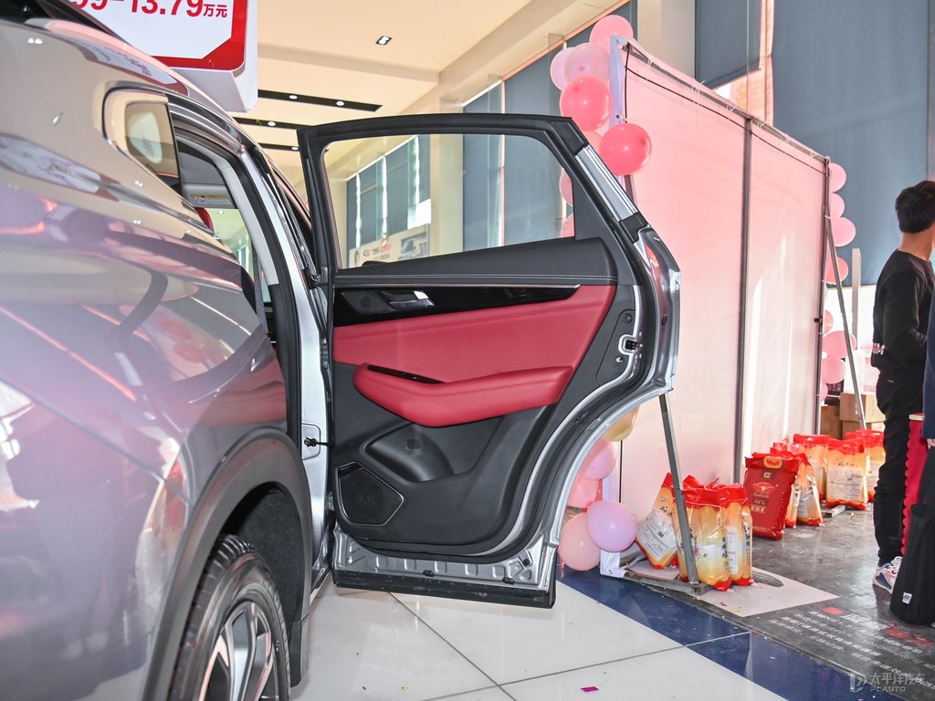 炫銀灰長安CS85 COUPE車廂內(nèi)飾圖片