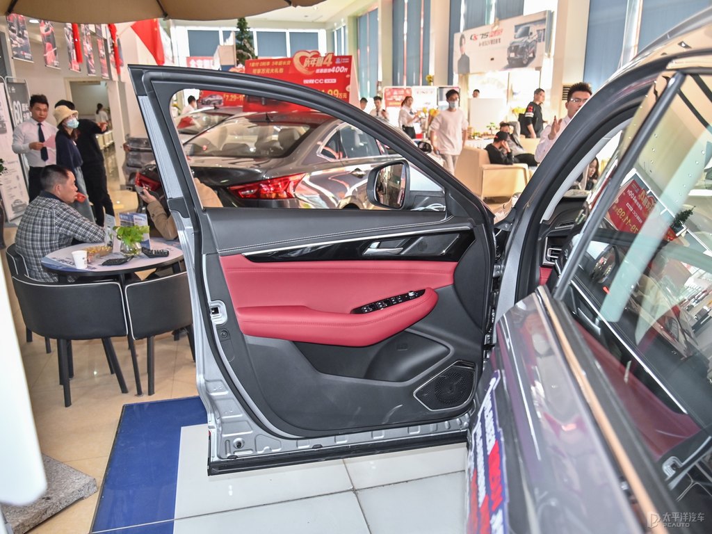 炫銀灰長(zhǎng)安CS85 COUPE車(chē)廂內(nèi)飾圖片