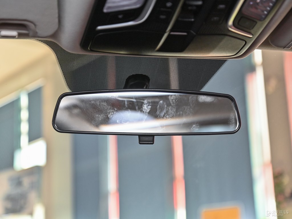炫銀灰長(zhǎng)安CS85 COUPE車廂內(nèi)飾圖片