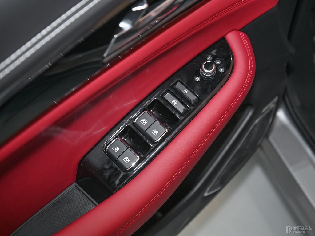 炫銀灰長安CS85 COUPE車廂內(nèi)飾圖片