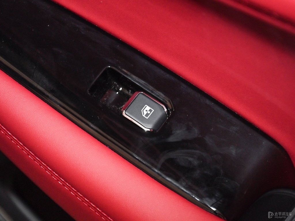 炫銀灰長安CS85 COUPE車廂內(nèi)飾圖片