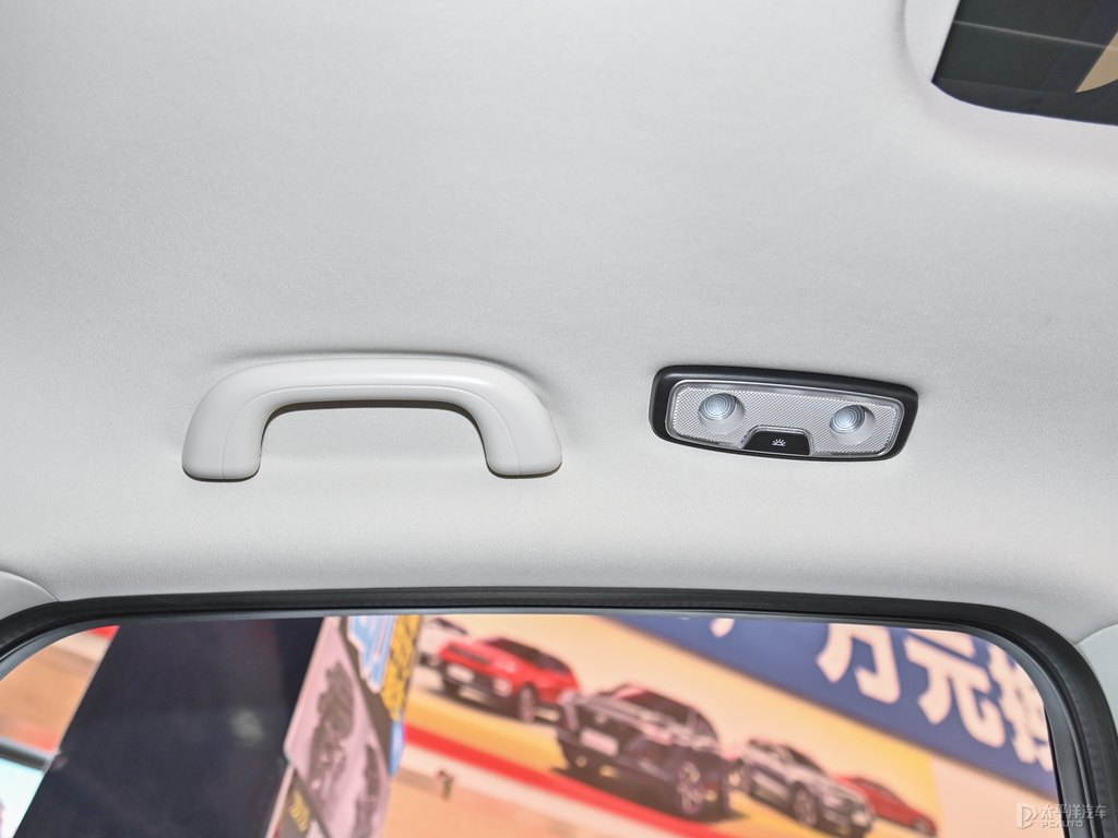 炫銀灰長(zhǎng)安CS85 COUPE車廂內(nèi)飾圖片