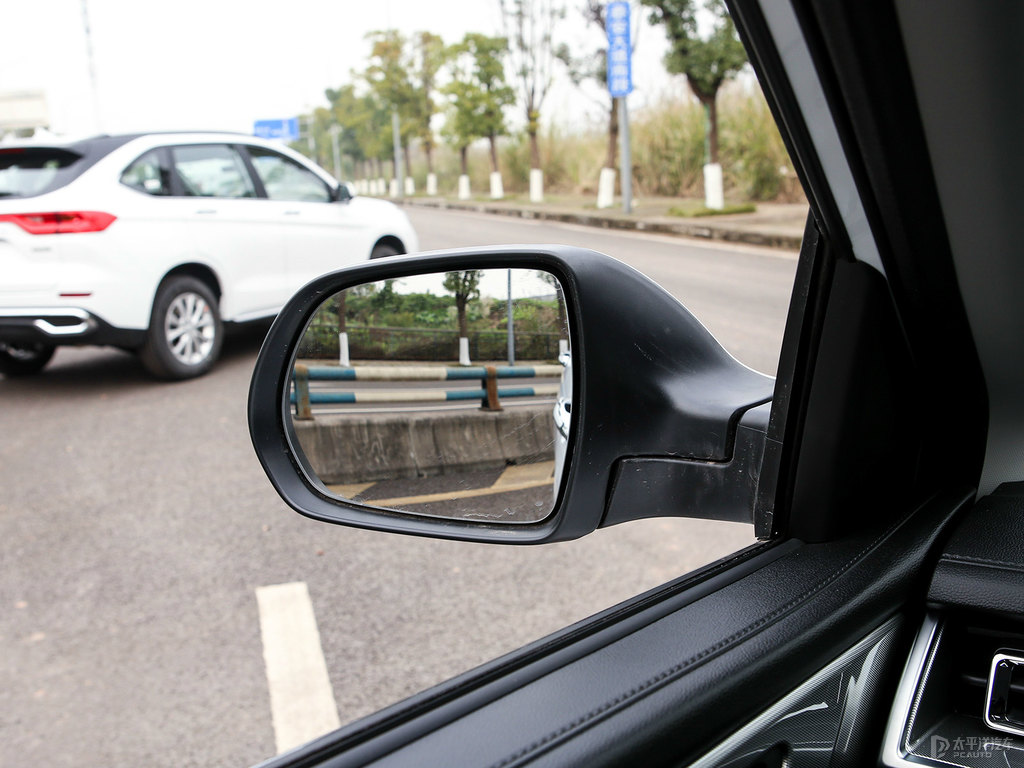 簡約白哈弗M6車身外觀圖片