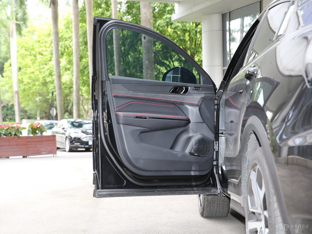 黑領(lǐng)克05車廂內(nèi)飾圖片