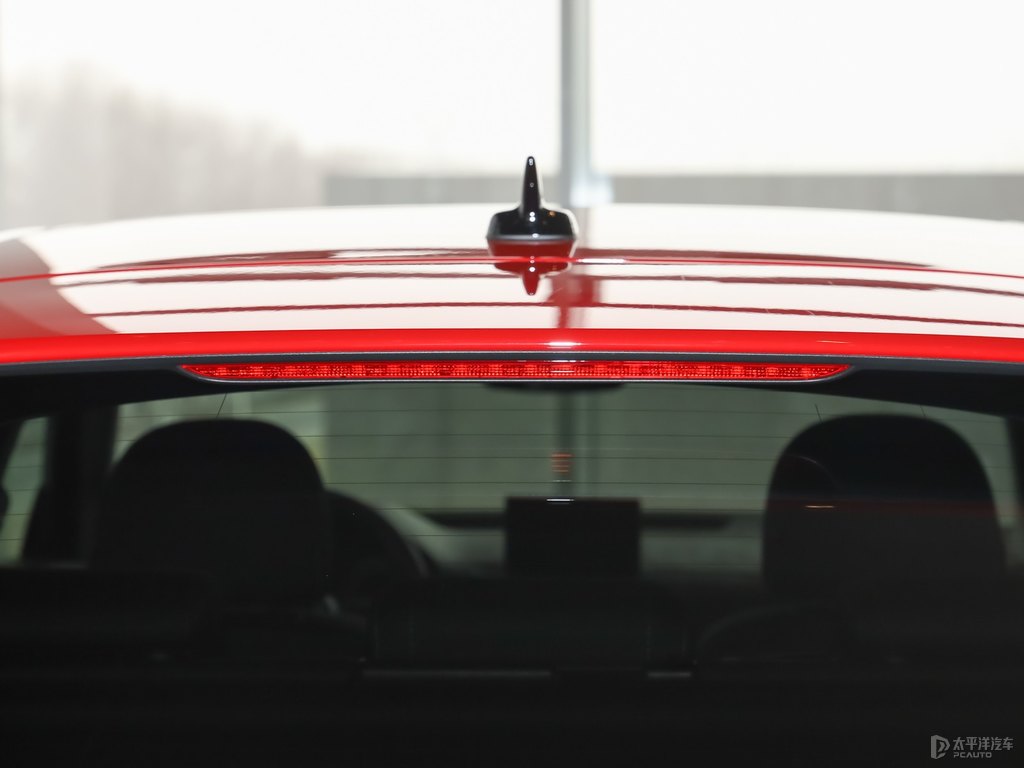 探戈紅奧迪Q2L車尾外觀圖片