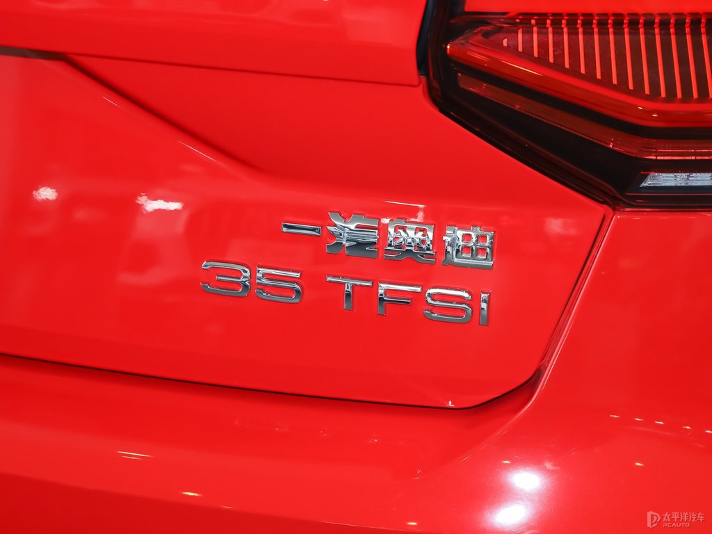 探戈紅奧迪Q2L車尾外觀圖片