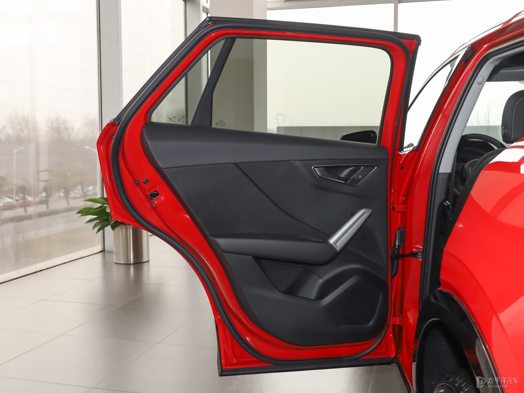 探戈紅奧迪Q2L車廂內(nèi)飾圖片